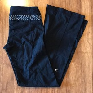 Lululemon black pants with logo waistband